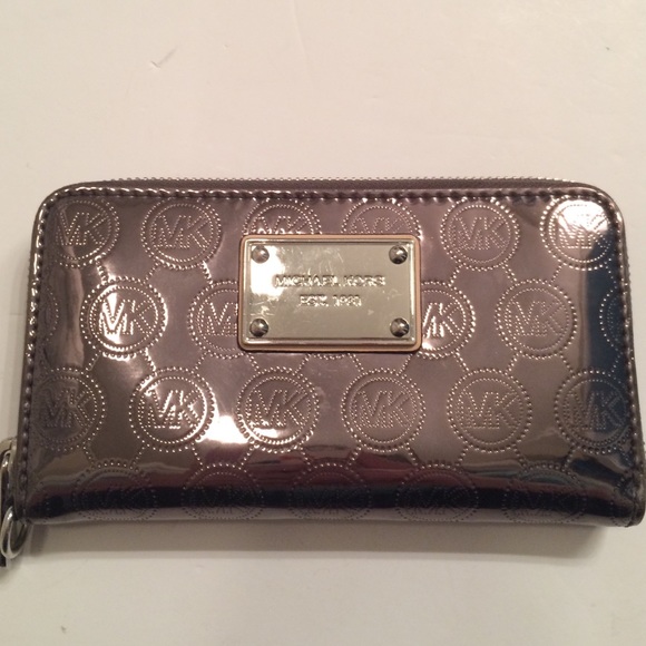 LAST CHANCE‼FINAL ️Gorgeous Silver Metallic Wallet - Picture 2 of 4